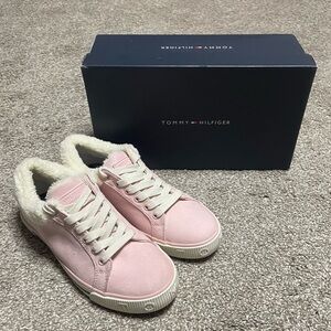 NEW Women’s Tommy Hilfiger Faux Fur Lined Sneakers Size 6.5